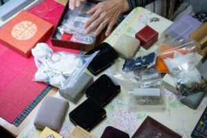 遺品を高く売るコツ・高く売れる可能性の高い遺品や探すコツも紹介